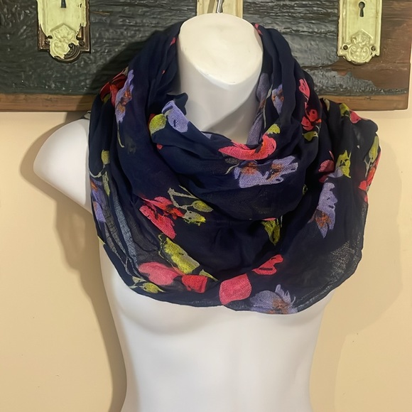 2/$30 Lands’ End Floral Loose Weave Crinkle Scarf - Picture 4 of 16